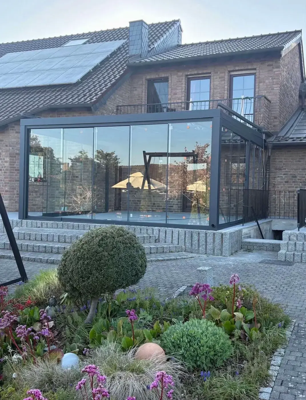 Moderner Kaltwintergarten mit Glas-Schiebeelementen