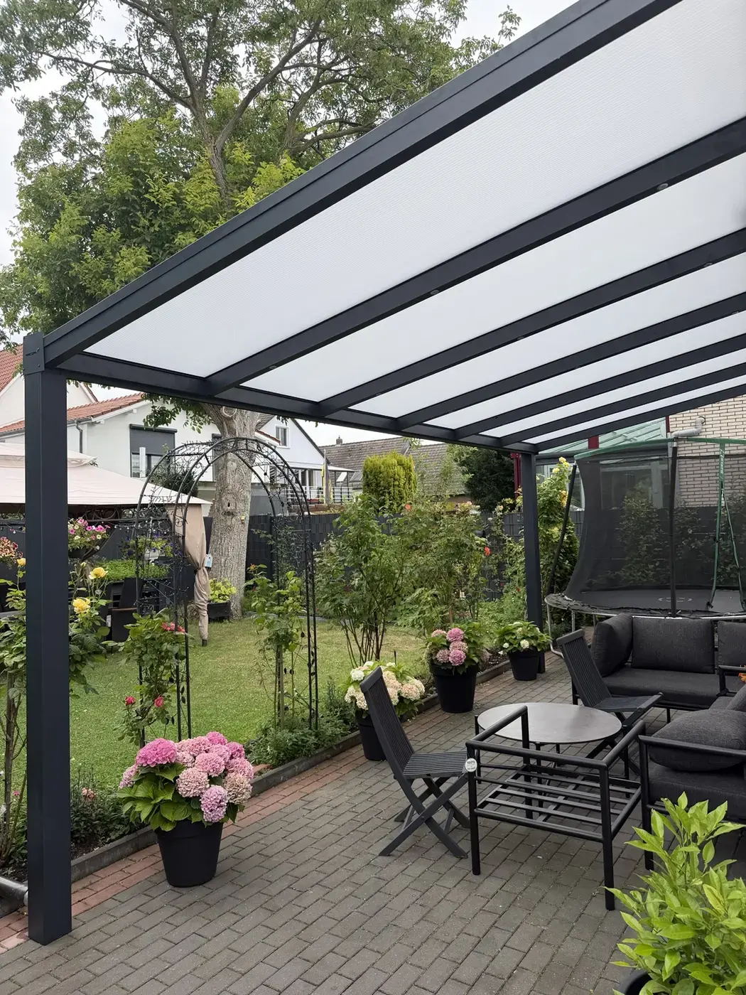 Aluminium-Terrassenüberdachung mit Polycarbonatdach