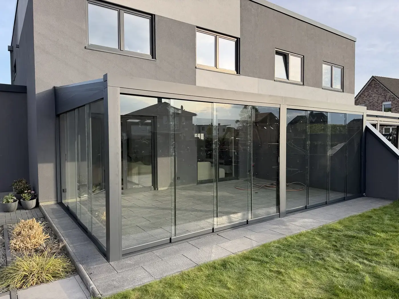 Großzügiger Kaltwintergarten mit Glasfront